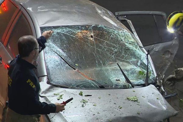 Carro capota e cai dentro de posto da PRF em Porto Alegre
